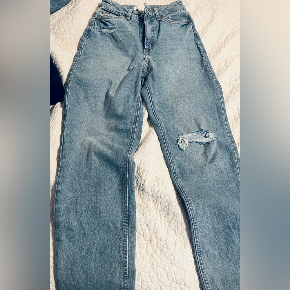 H&M high waisted mom blue jeans loose fitted straight leg size 2